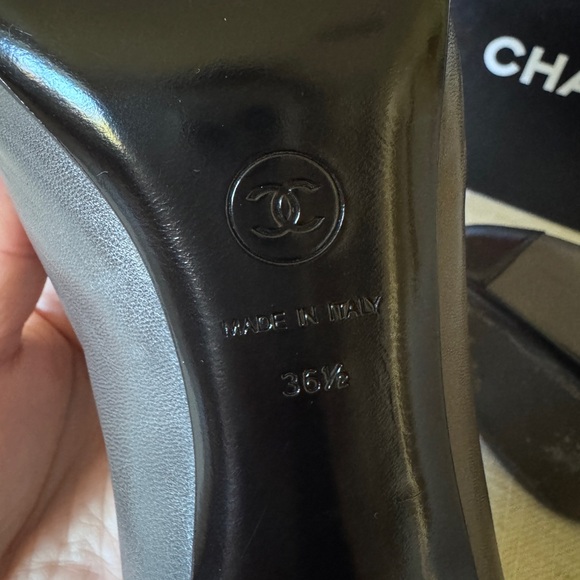 CHANEL Grey Black Leather Cap
Toe Pumps Size 6 1/2 - Picture 5 of 7